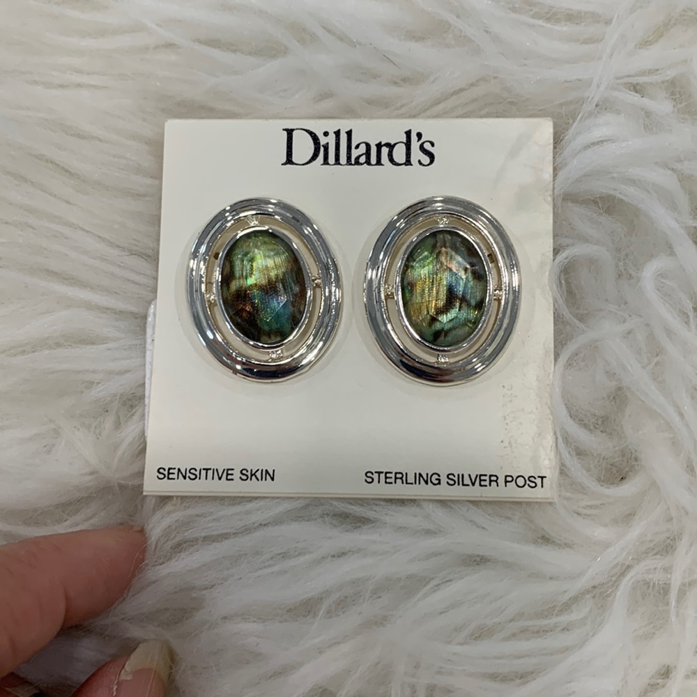 Dillards‎ Oval Green Earrings. OS